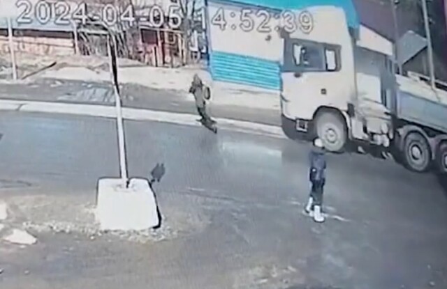 «Родился в рубашке»: школьник едва не погиб под колесами грузовика в Барнауле 