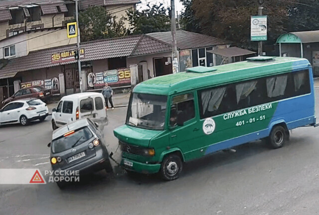 Микроавтобус и автомобиль столкнулись на перекрестке 