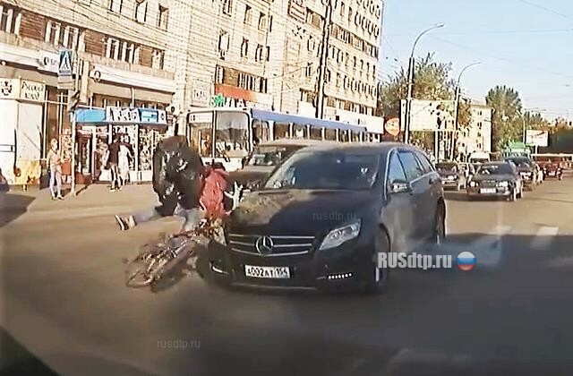 В Новосибирске велосипедист попал под колеса «Мерседеса». ВИДЕО