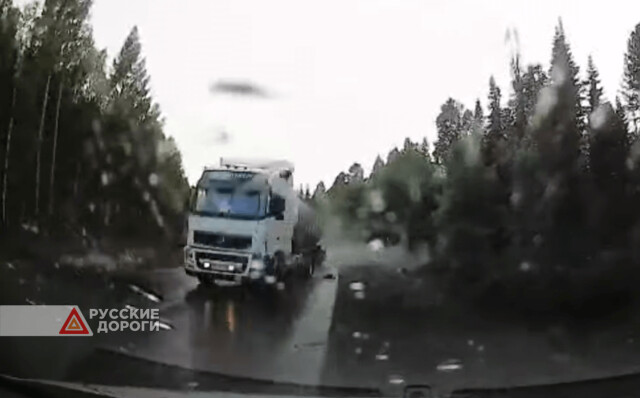 Под Красноярском грузовик снёс с дороги легковой автомобиль