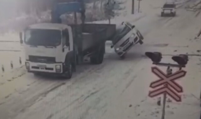 Зацепил и протащил несколько метров: «Лада» и грузовик столкнулись на переезде в Оренбургской области 