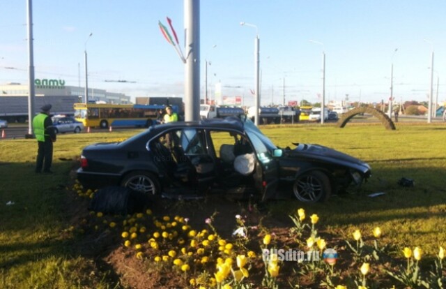 Пьяная компания на БМВ врезалась в столб 