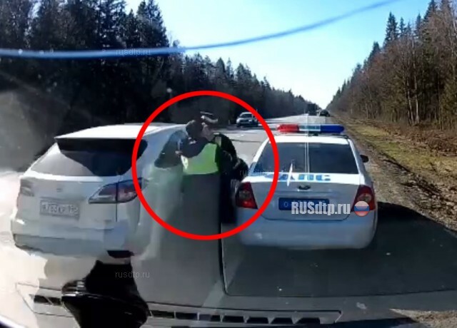 Lexus сбил инспектора ДПС на трассе «Санкт-Петербург — Псков». ВИДЕО
