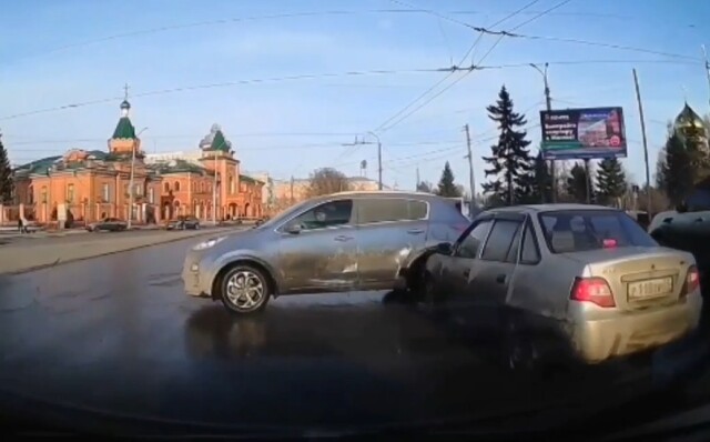 ДТП в Омске: водитель «Нексии» обсигналил автора и въехал в кроссовер