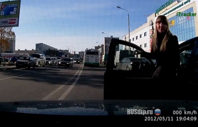 Агрессивная автоледи 