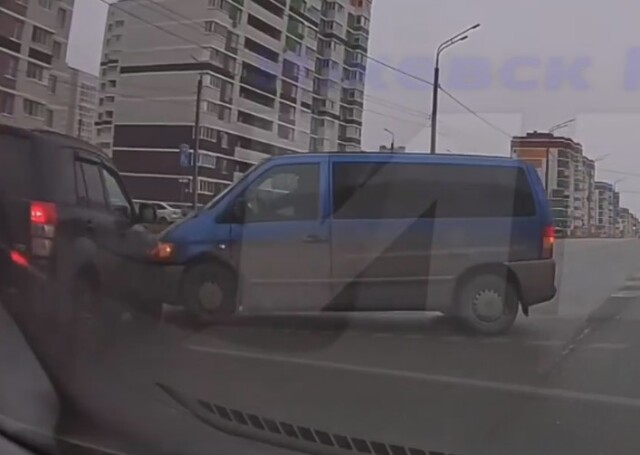 В Ижевске водитель микроавтобуса не уступил дорогу кроссоверу