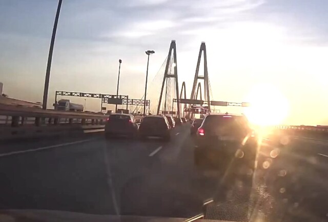 «Ослепило солнце»: массовое ДТП произошло перед Вантовым мостом в Санкт-Петербурге