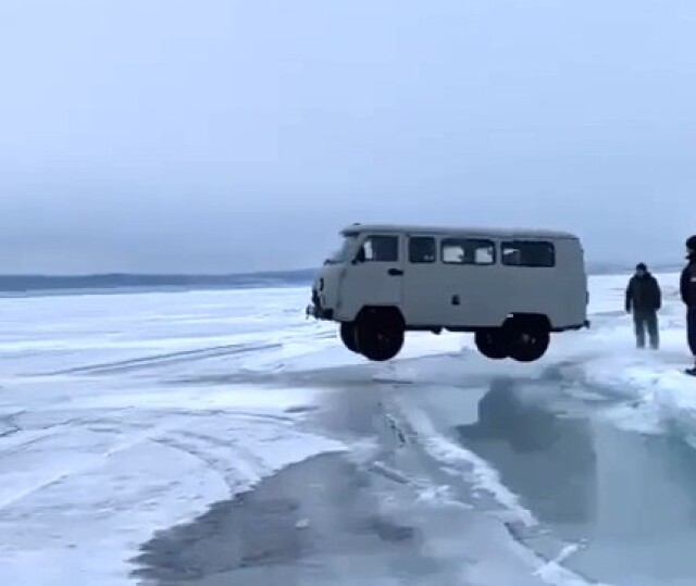 Летающий УАЗ: на Байкале «буханка» перелетела через полынью 