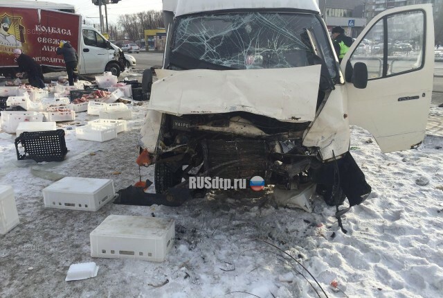 В Челябинске в результате ДТП дорогу завалило мясом и колбасой 