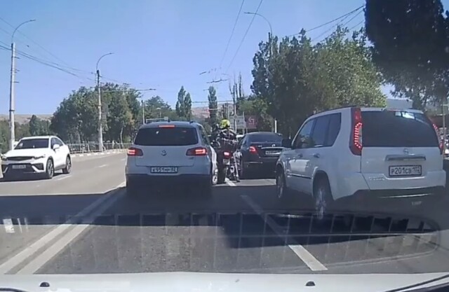 В Крыму пенсионер на кроссовере намеренно въехал в мотоциклиста