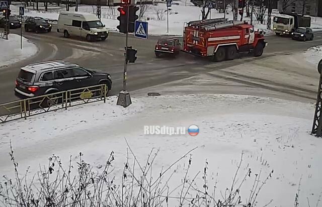 В Петрозаводске в ДТП попала спешащая на вызов пожарная машина