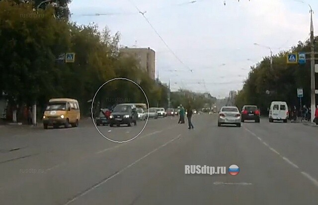 Слепой? Или притормаживать не умеет? 