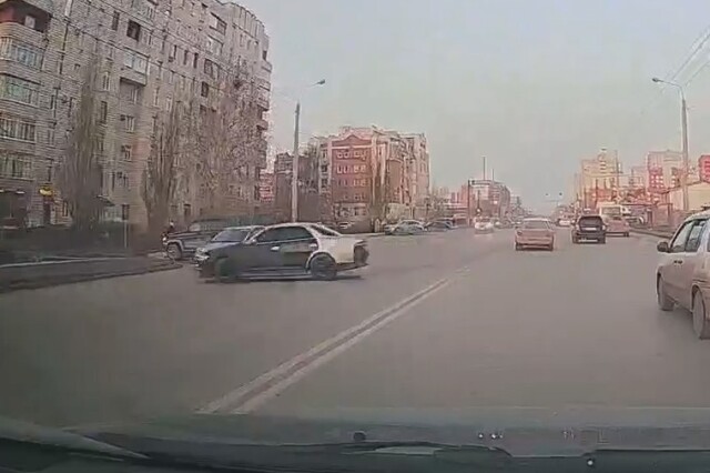В Омске водитель седана пытался играть в «шашки» за рулем и попал в ДТП 