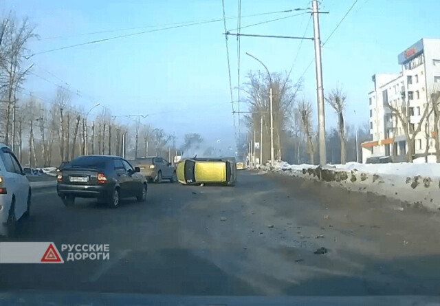 Легковой автомобиль перевернулся в Новосибирске
