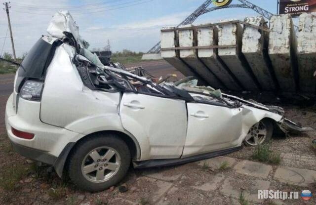 Убился об постамент 