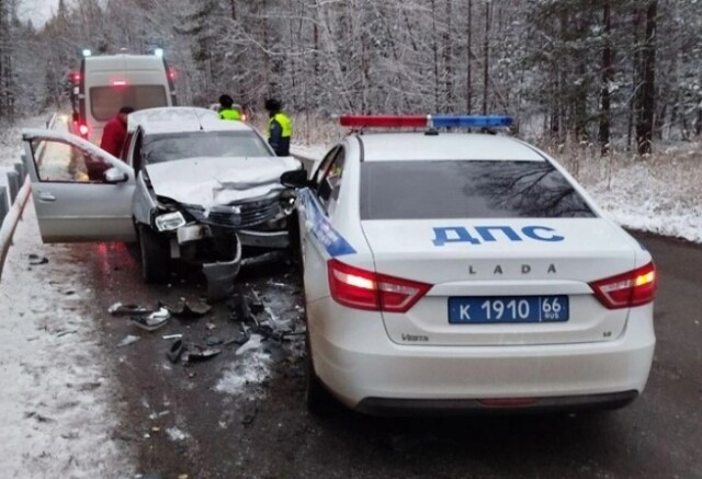 На Урале автомобиль ДПС выехал на встречную полосу и врезался в Renault Logan 