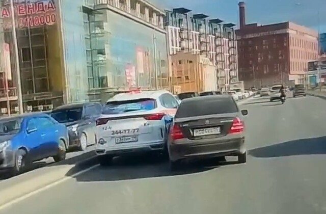 «Было похоже на подставу»: в Петербурге «Мерседес» при перестроении столкнулся с такси 