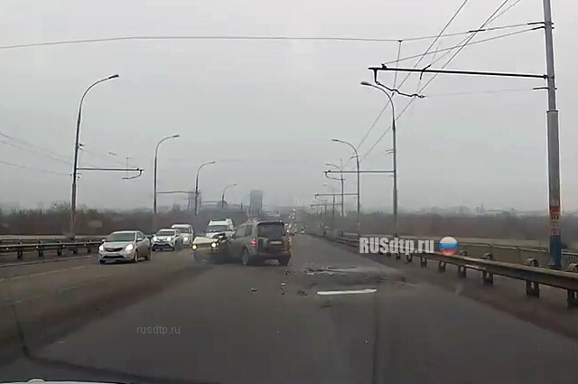 Момент смертельного ДТП на Новом мосту в Астрахани запечатлел видеорегистратор 