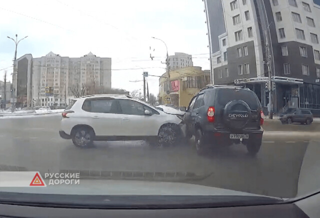 Peugeot 2008 и Chevrolet Niva столкнулись на перекрестке в Воронеже
