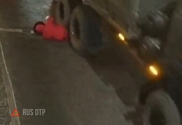 Женщина попала под колеса грузовика в Днепре