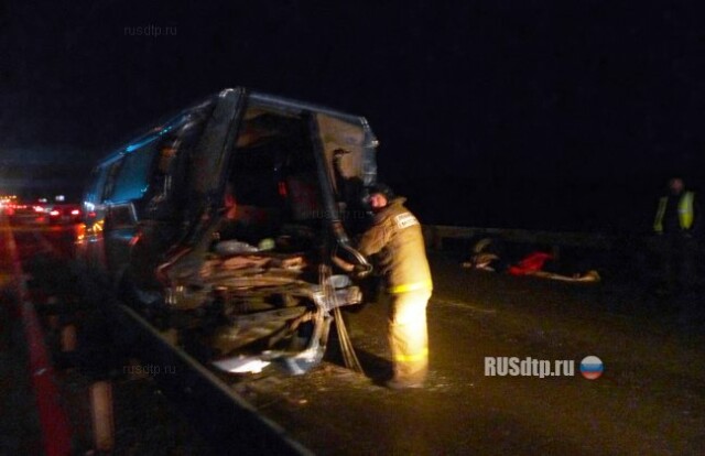 Фура с помидорами врезалась в стоящую  «Газель» под Малоярославцем. Погибли 2 человека 