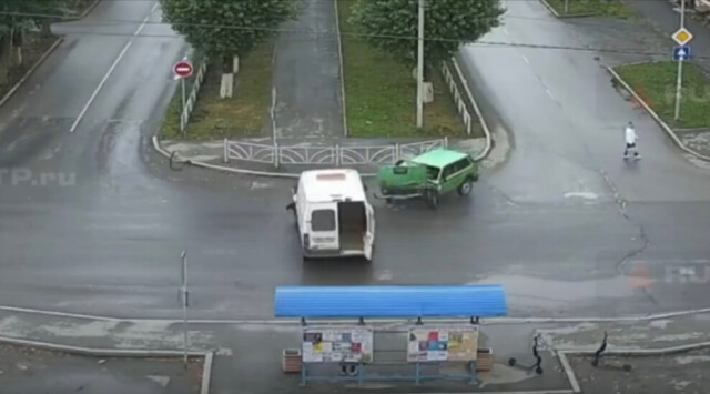 Столкновение на перекрестке в Первоуральске: водитель микроавтобуса не заметил «Ниву»