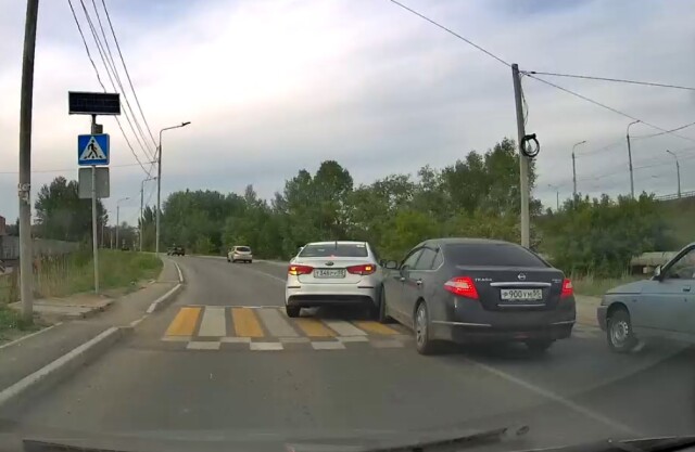 Конфликт на дороге в Омске привёл к ДТП, в котором пострадал невиновный водитель
