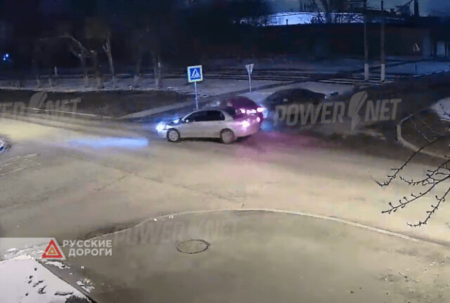 Три автомобиля столкнулись на перекрестке в Волжском