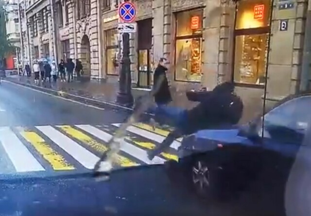 В Санкт-Петербурге автомобиль сбил парня на самокате