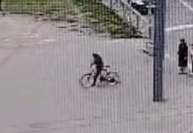 В Петербурге велосипедист сбил школьницу и скрылся 