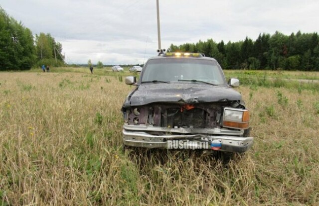 В Пермском крае пьяный водитель «Форда» врезался в стоящую на обочине «Ладу» 