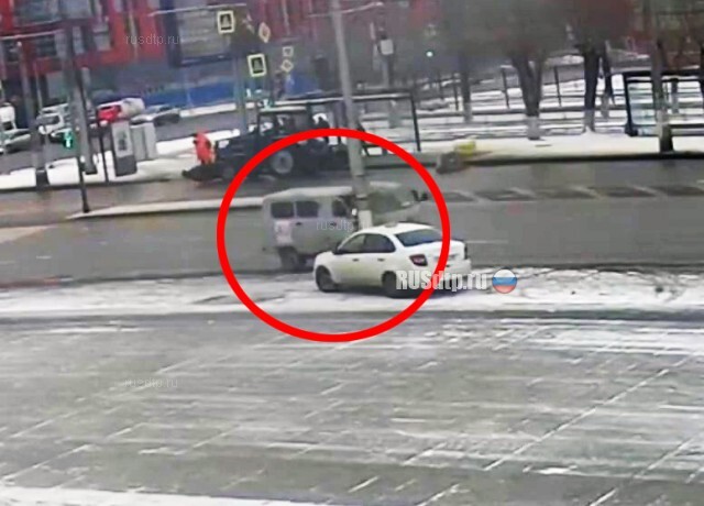 Медицинский УАЗ врезался в столб у подножия Мамаева кургана. ВИДЕО 