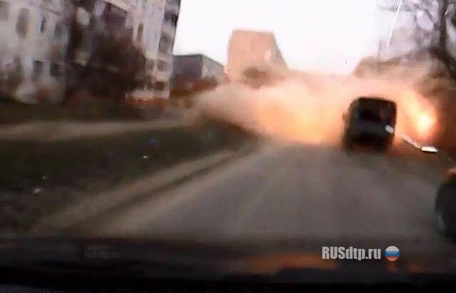 Видео артобстрела в Мариуполе, снятое очевидцем на видеорегистратор 