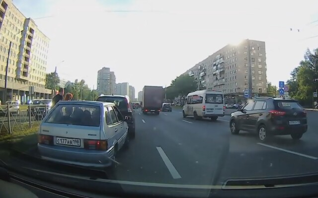 В Петербурге водитель «Лады» пытался играть в «шашки» за рулем и въехал в кроссовер