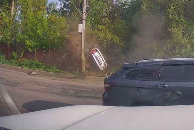 В Курске пьяный водитель «Приоры» столкнулся с «Логаном» и врезался в столб