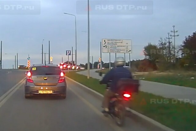 Мопед и легковой автомобиль столкнулись на Фиолентовском шоссе в Севастополе