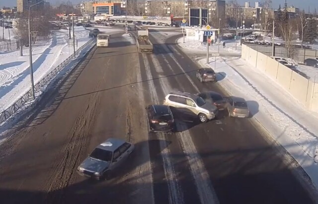 Массовая авария в Первоуральске: «Ладу» занесло на скользкой дороге