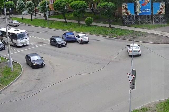 Kia и «Лада» поворачивали налево и столкнулись на перекрестке в Красноярске