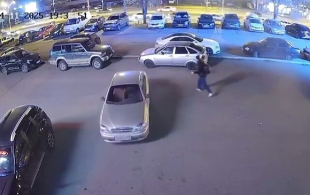 В Магнитогорске случайный прохожий ценой травмы остановил катящийся автомобиль