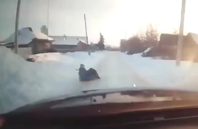 Видео ДТП в Пермском крае: девочка на «ватрушке» скатилась с горки под машину