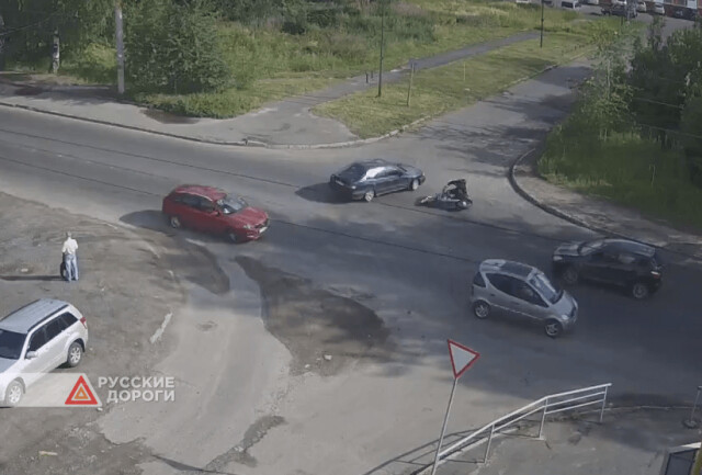 Мотоцикл и легковой автомобиль не поделили перекресток в Петрозаводске