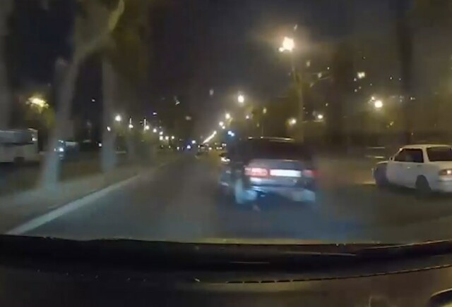 В Екатеринбурге из машины на дорогу выпала пассажирка