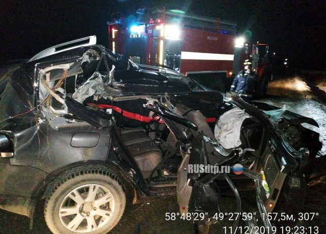 На трассе «Вятка» «Туарег» врезался в стоящий грузовик. Погиб 17-летний подросток 