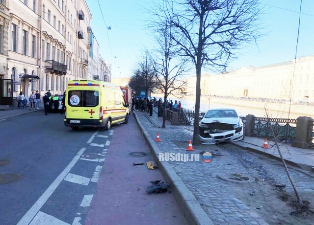 В Петербурге после ДТП иномарка вылетела на тротуар и въехала в толпу пешеходов 