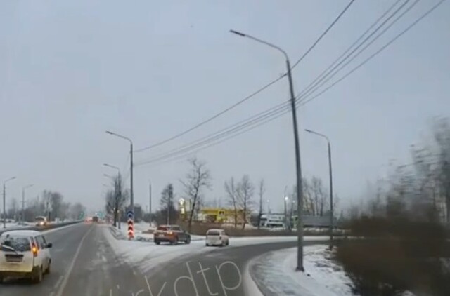Глупая авария случилась на развязке в Иркутске