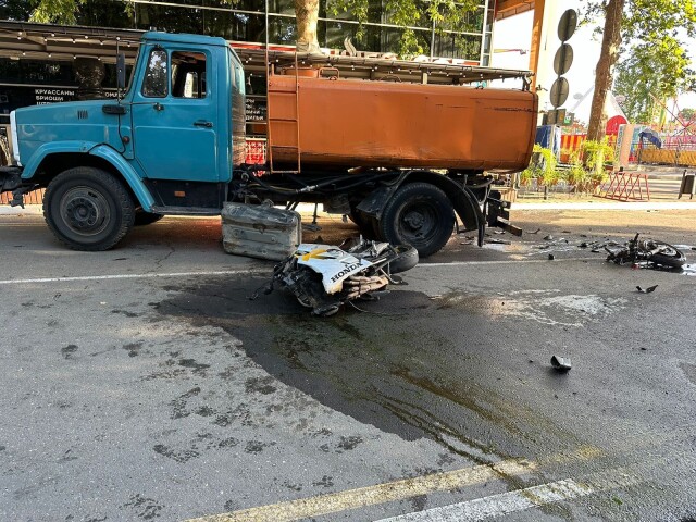 В Анапе мотоцикл разорвало на части от столкновения с поливальной машиной 
