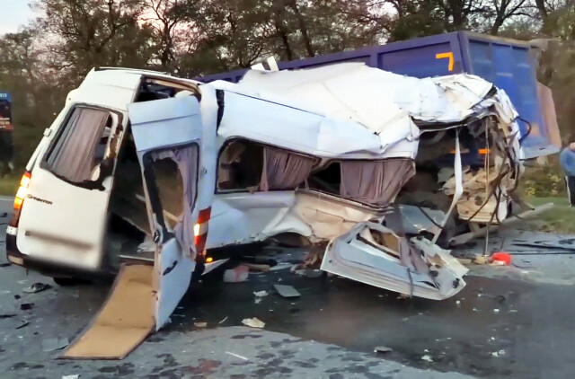 В Белгородской области микроавтобус разорвало на части от столкновения с грузовиком 