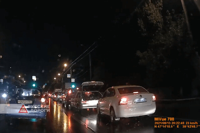 Три автомобиля столкнулись вечером в Ростове-на-Дону