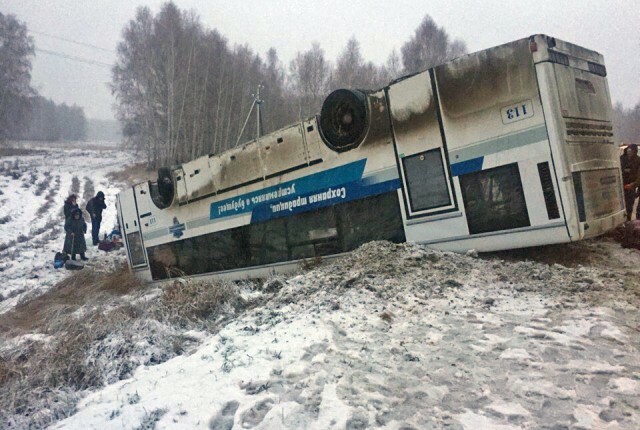 В Омской области перевернулся автобус с 45-ю пассажирами 