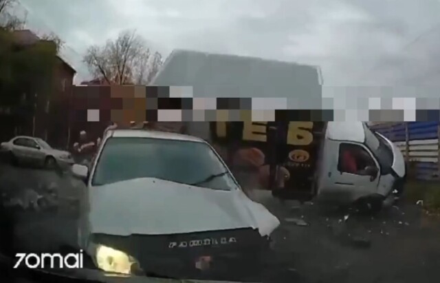 Момент массового ДТП в Омске: легковой автомобиль выезжал со второстепенной и столкнулся с «Газелью»
